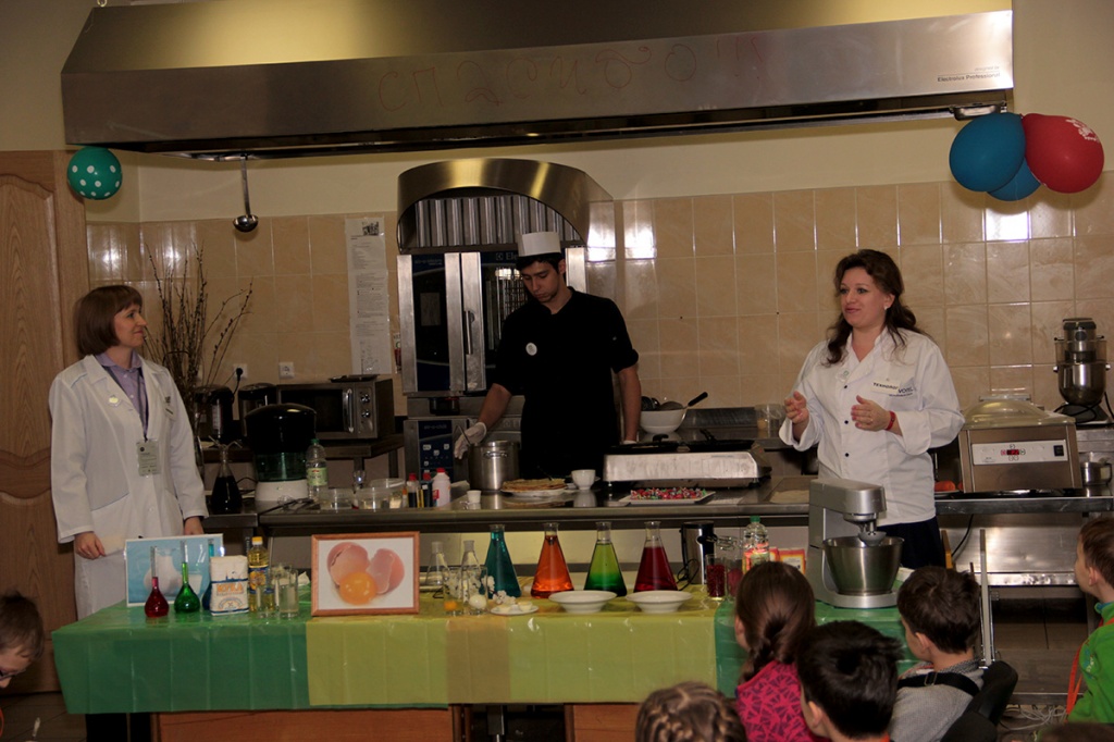  Коллектив и студенты ВШБТиПТ поделились со школьниками и напомнили их родителям, что кухня - это настоящая лаборатория, где можно и нужно творить