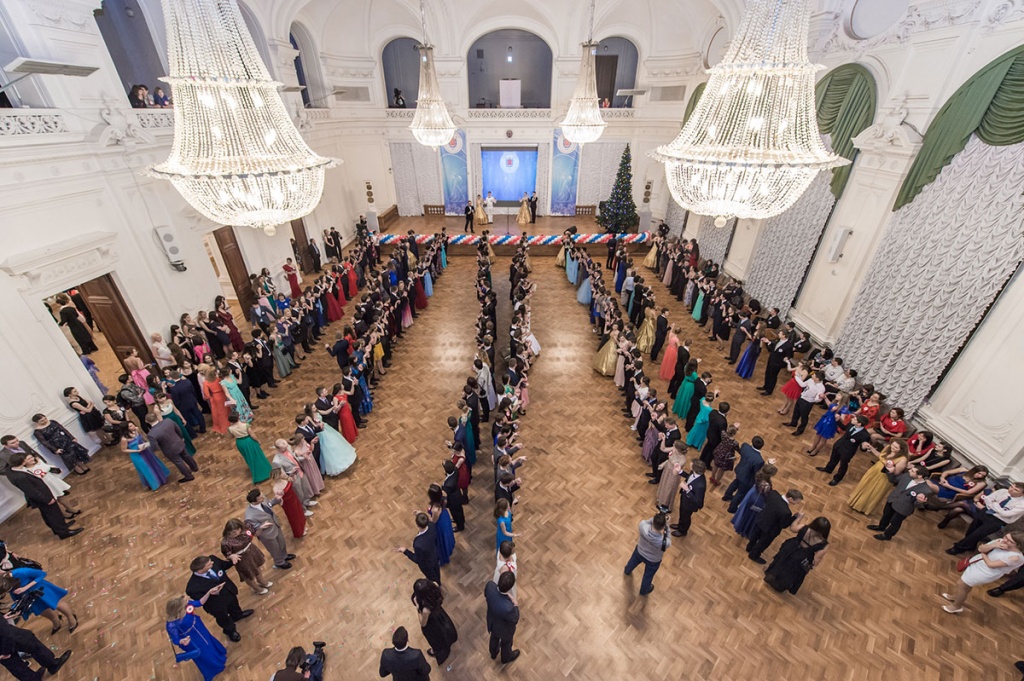 800 лучших студентов вузов и сузов Санкт-Петербурга приняли участие в балу