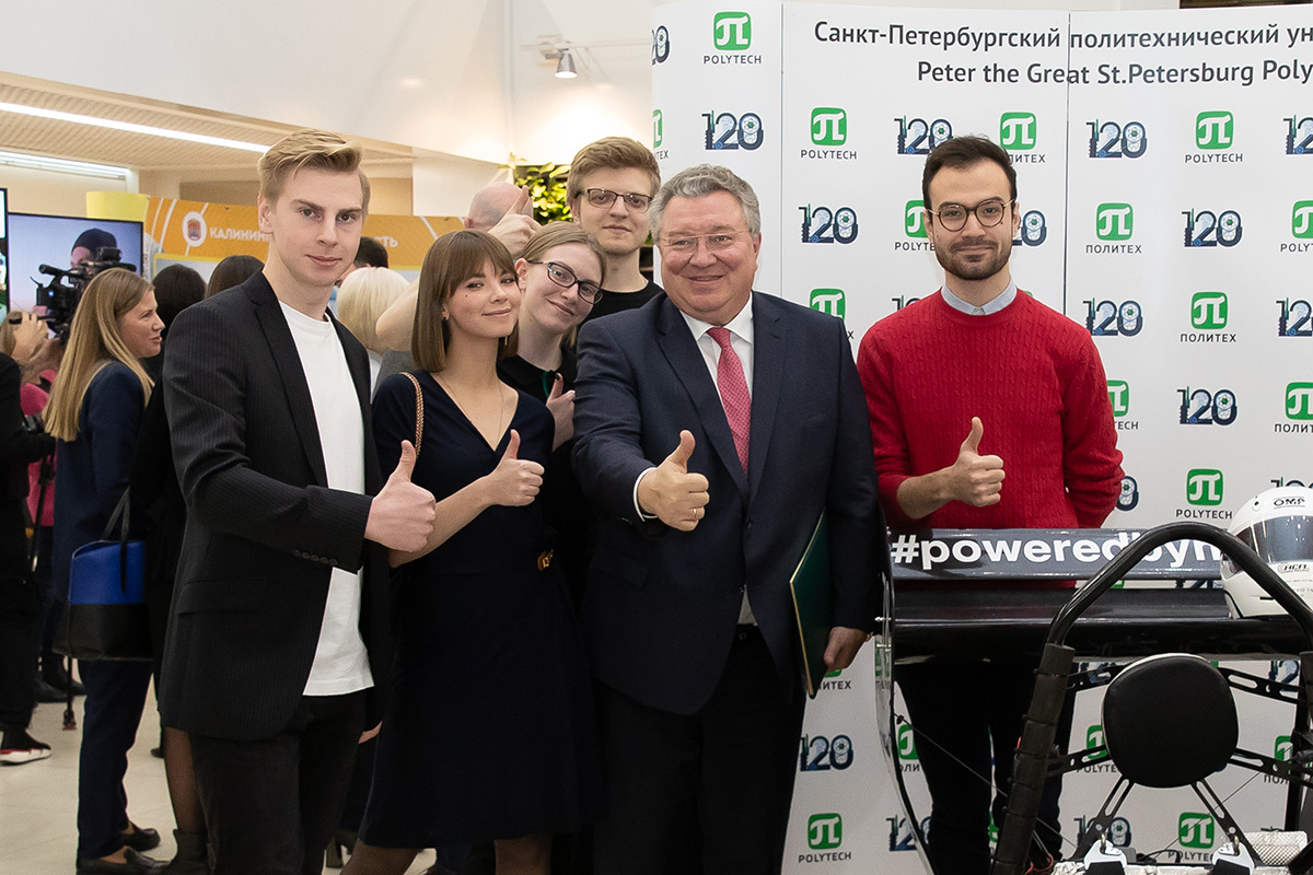 Студенты и ректор СПбПУ на форуме СМИ Северо-Запада Студенты и ректор СПбПУ на форуме СМИ Северо-Запада