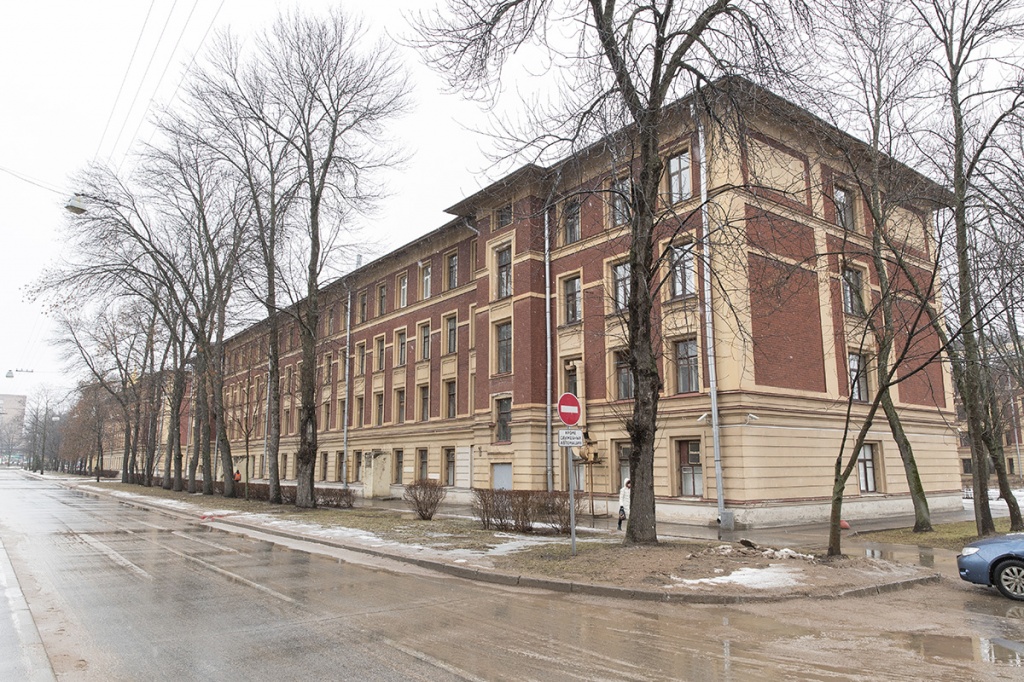 У 2-го учебного корпуса СПбПУ характерные для зданий петербургской промышленной застройки кронца XIX- начала XX века черты