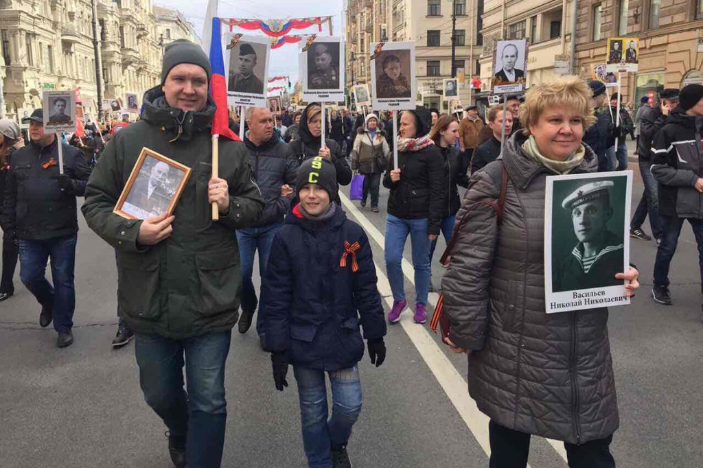 В шествии принял участие помощник ректора по внеучебной работе М.Н. Васильев с семьей