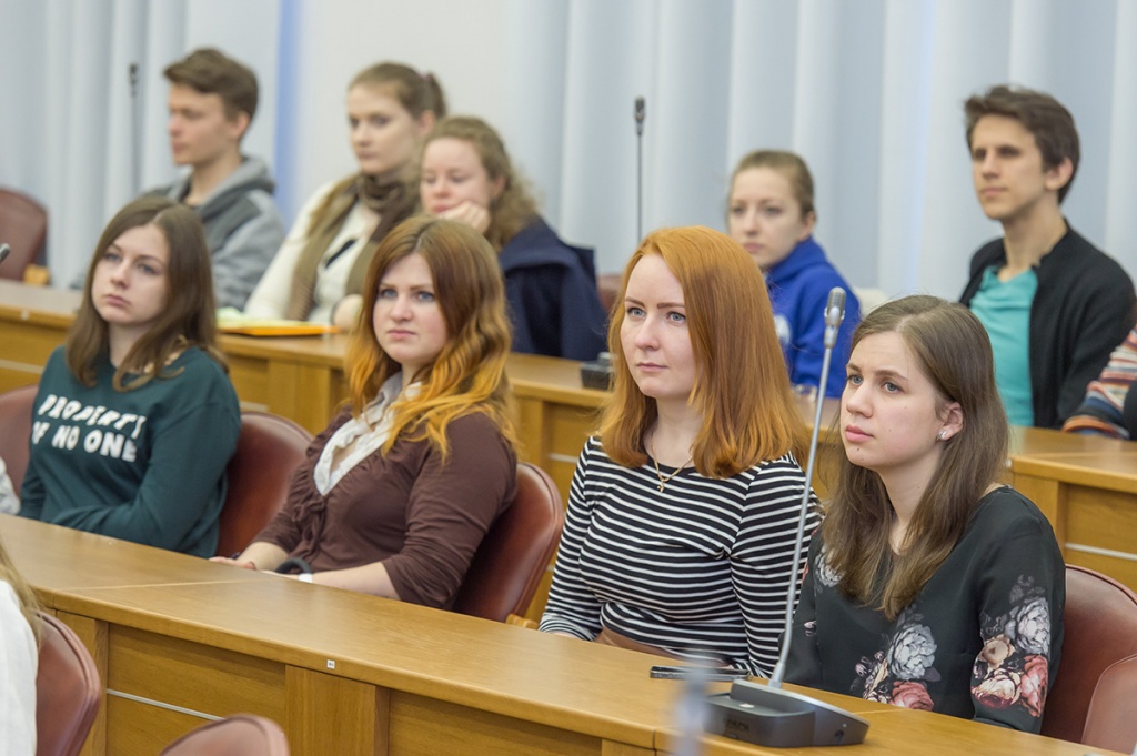 После выступления у политехников появилось много вопросов, которые они задали писателю После выступления у политехников появилось много вопросов, которые они задали писателю
