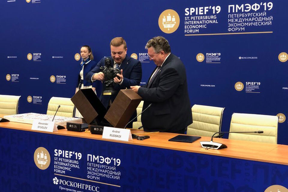 После подписания соглашения о сотрудничестве ректор СПбПУ А.И. РУДСКОЙ и директор Фонда РОСКОНГРЕСС А.А. СТУГЛЕВ обменялись подарками После подписания соглашения о сотрудничестве ректор СПбПУ А.И. РУДСКОЙ и директор Фонда РОСКОНГРЕСС А.А. СТУГЛЕВ обменялись подарками