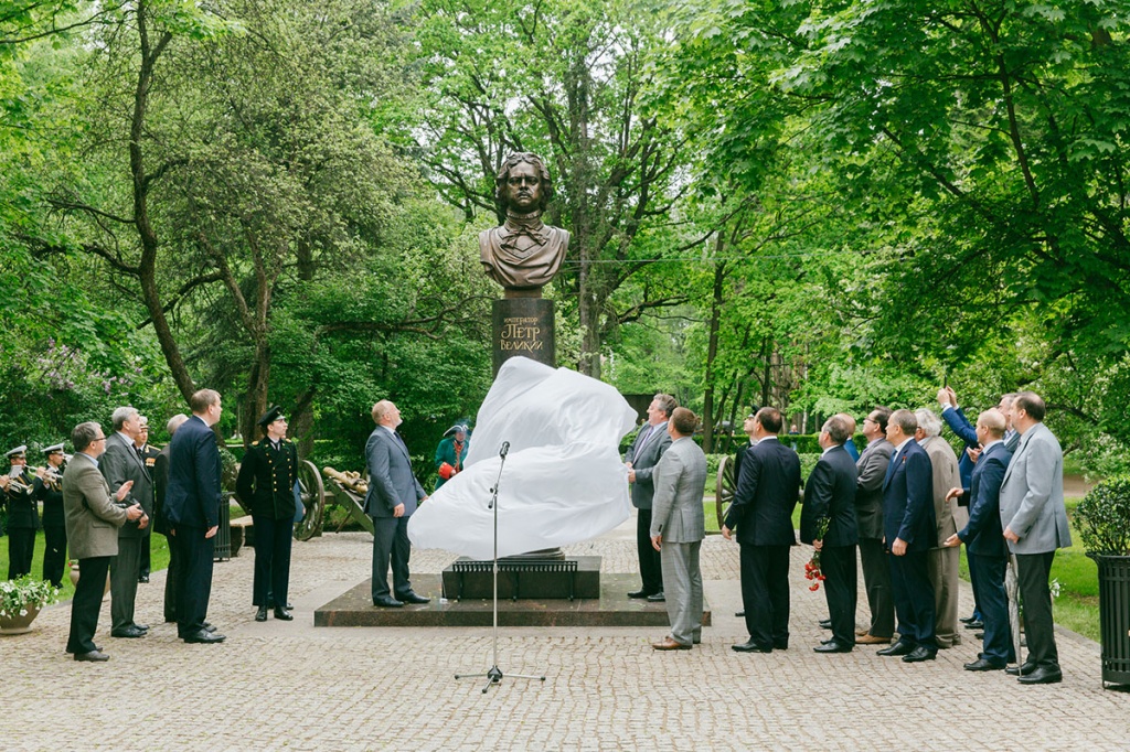 Вице-губренатор Санкт-Петербурга В.В. Кириллов и ректор СПбПУ А.И. Рудской открыли памятник императору Петру Великому в СПбПУ