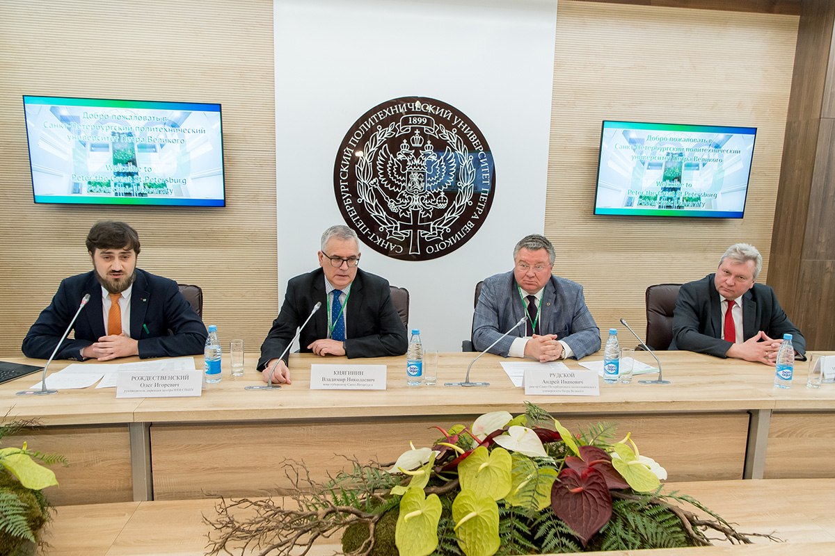 В пресс-конференции приняли участие Владимир Княгинин, Андрей Рудской и Михаил Филонов