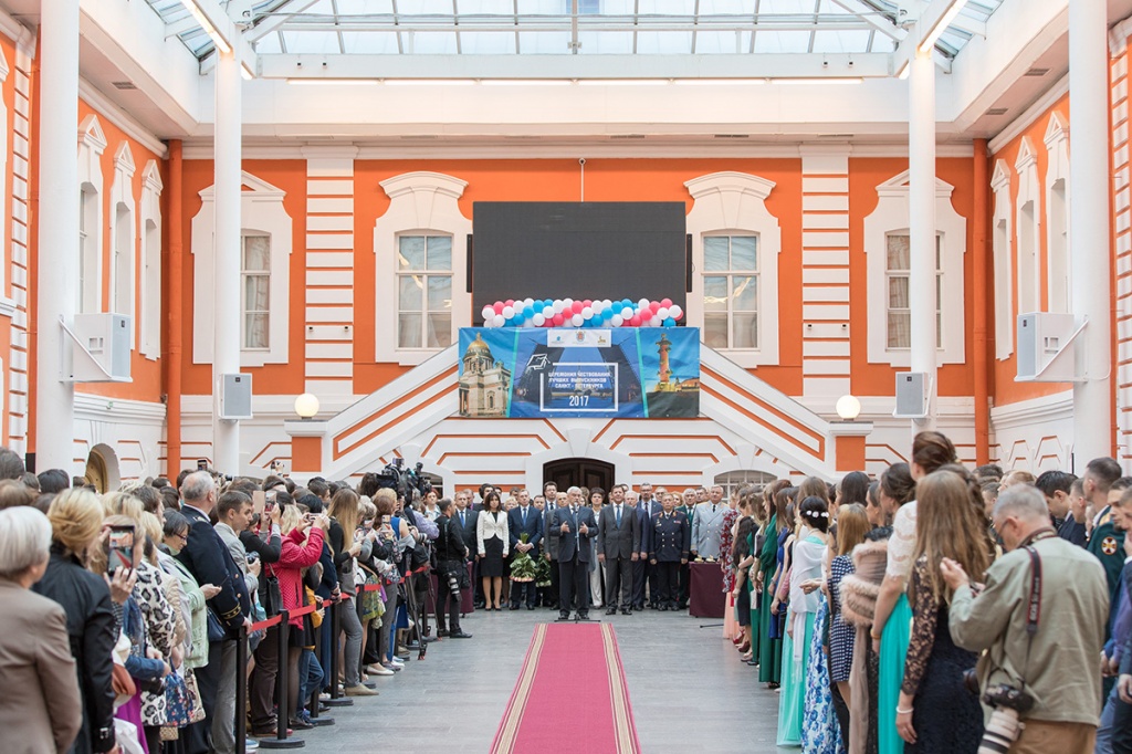  В Атриуме Комендантского дома Петропавловской крепости чествовали лучших выпускников Санкт-Петербурга 2017 года