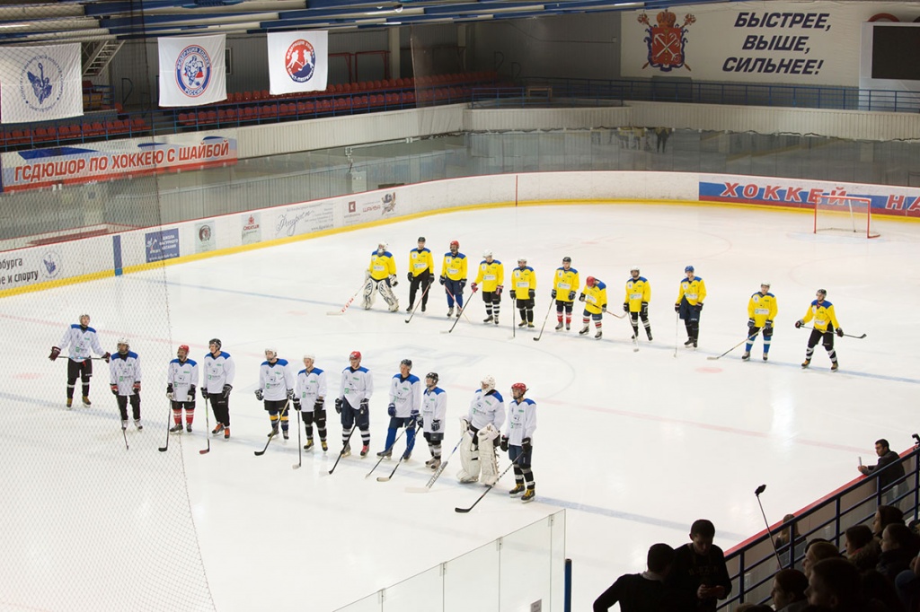 На ледовой площадке состоялся товарищеский хоккейный матч, в котором сошлись студенческие команды двенадцати университетов Санкт-Петербурга