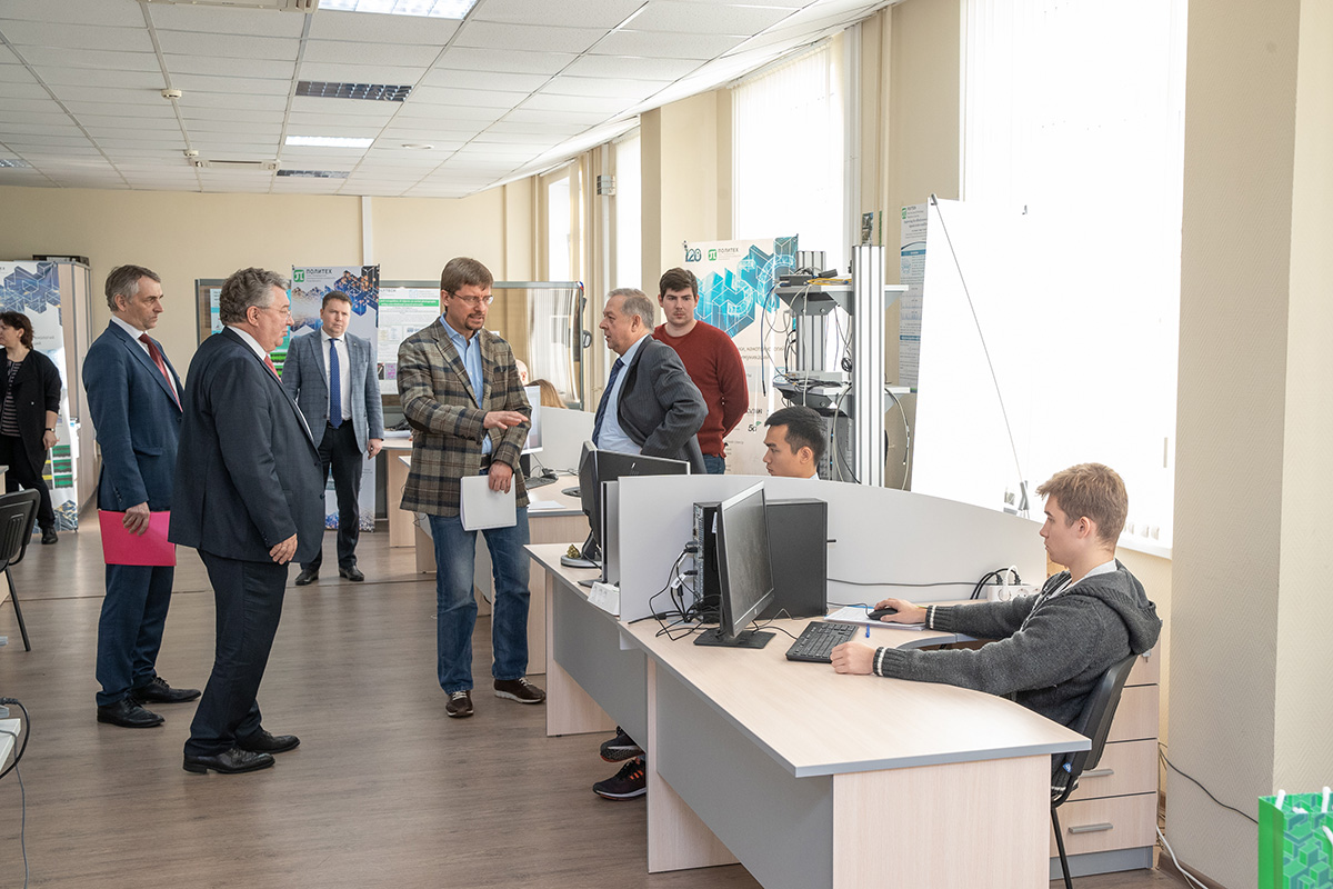 Все высокотехнологичные лаборатории, где побывал замминистра, используются не только в вузовской науке, но и в учебном процессе 