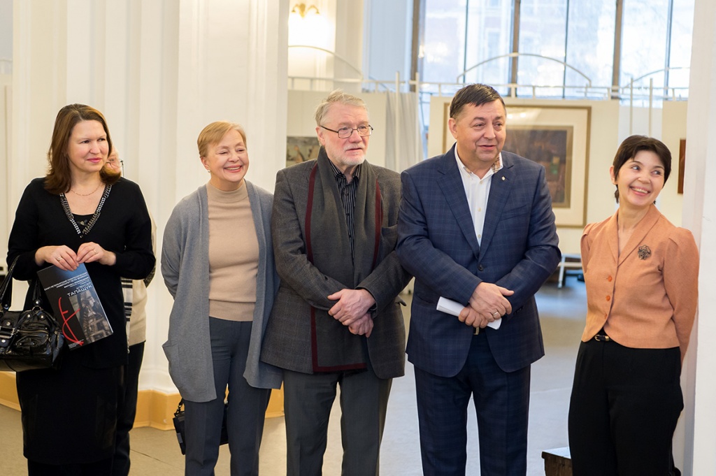 Среди почитателей творчества А.Ю. Талащука - старший вице-президент ОАО Банк ВТБ Ю.А. Левченко второй справа Среди почитателей творчества А.Ю. Талащука - старший вице-президент ОАО Банк ВТБ Ю.А. Левченко второй справа