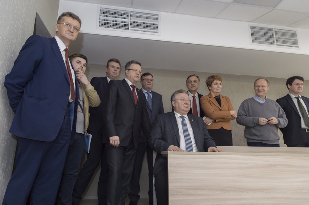 Руководители университета проверили удобство новых аудиторий Руководители университета проверили удобство новых аудиторий