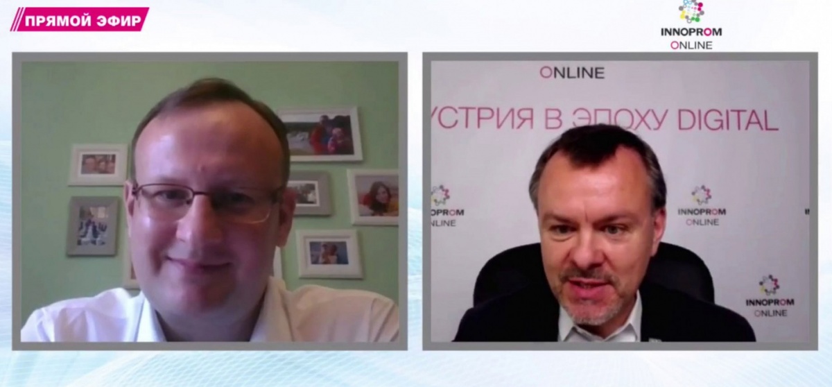 Антон Атрашкин, директор деловой программы ИННОПРОМ (на фото справа), и Андрей Шолохов, заместитель генерального директора по работе с национальными проектами SoftLine на фото слева 