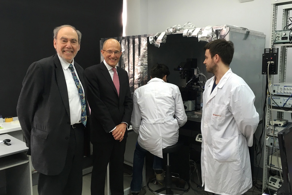 Президент СУЛ Пол Карран и профессор Стэнтон Ньюман во время экскурсии в Лаборатории молекулярной дегенерации СПбПУ