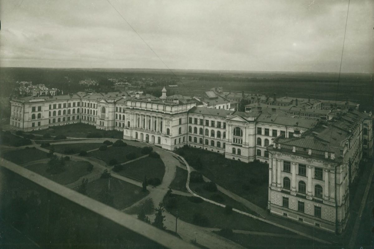 Вид на главное здание с Гидробашни. 1915 год Вид на главное здание с Гидробашни. 1915 год