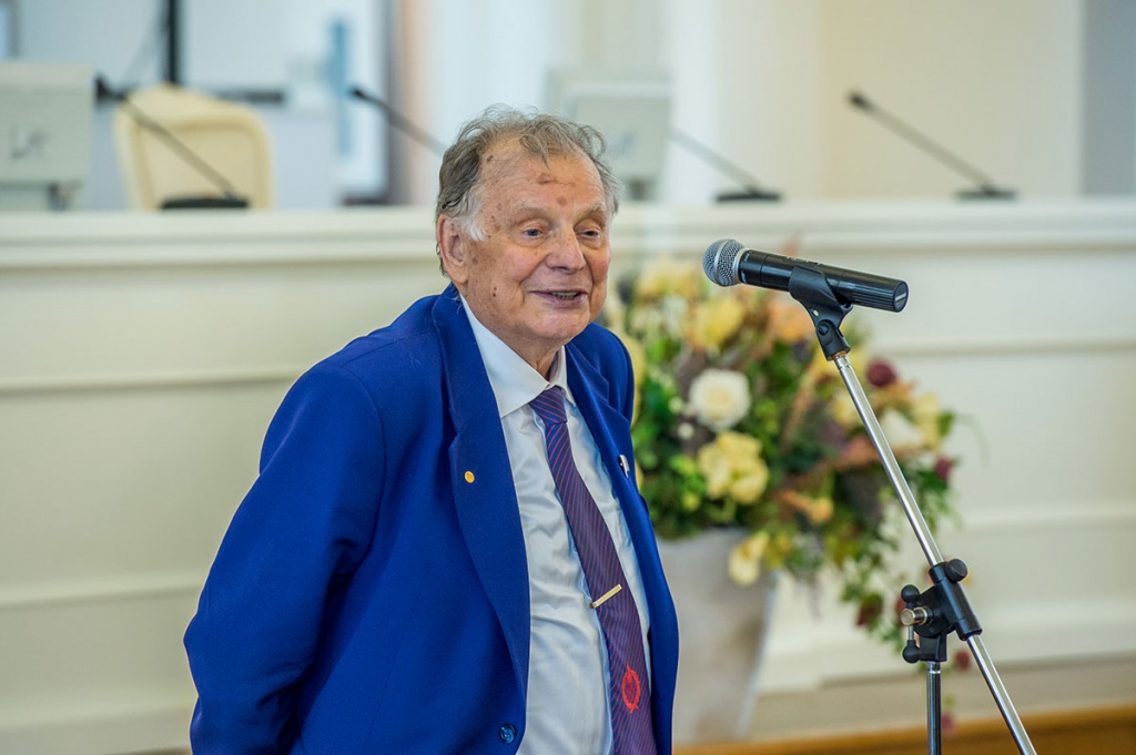 Вице-президент РАН, председатель Санкт-Петербургского научного центра РАН, лауреат Нобелевской премии по физике, почетный гражданин Санкт-Петербурга Ж.И. Алферов Вице-президент РАН, председатель Санкт-Петербургского научного центра РАН, лауреат Нобелевской премии по физике, почетный гражданин Санкт-Петербурга Ж.И. Алферов