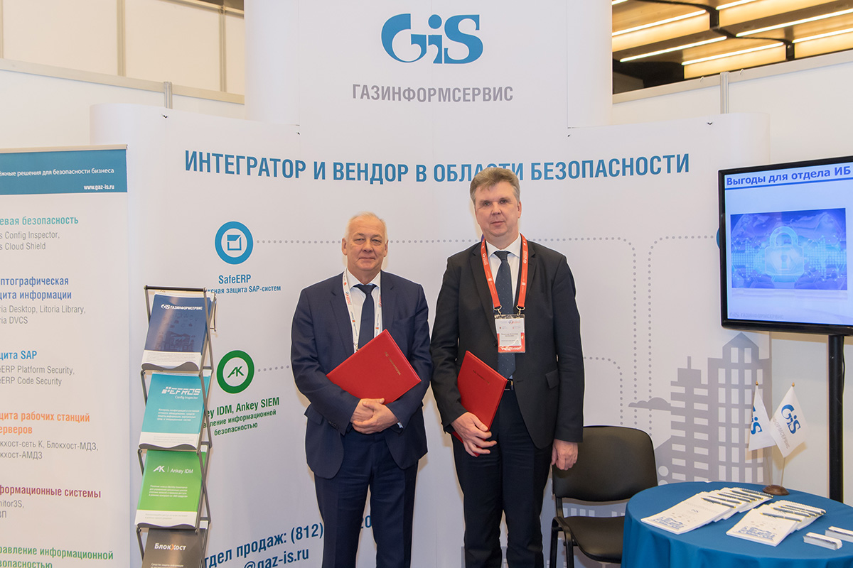 Проректор по экономике и финансам СПбПУ А.В. Речинский и генеральный директор компании «Газинформсервис» В.Ф. Пустарнаков на стенде компании Проректор по экономике и финансам СПбПУ А.В. Речинский и генеральный директор компании «Газинформсервис» В.Ф. Пустарнаков на стенде компании