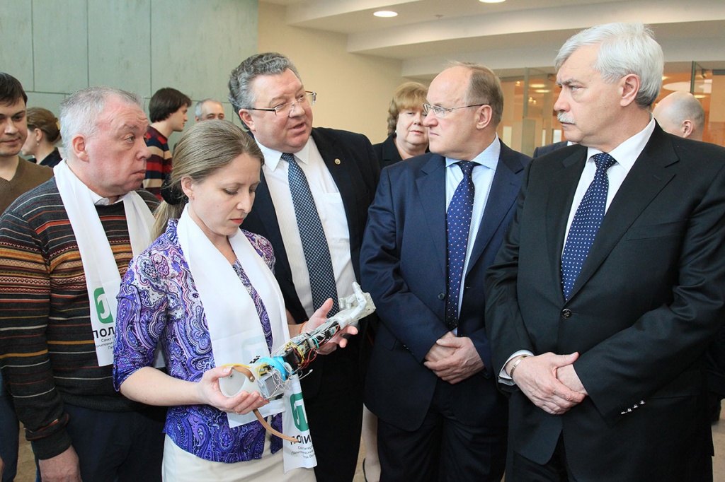 Перед началом заседания губернатор Г.С. Полтавченко и члены Научно-технического совета ознакомились с инновационными разработками СПбПУ