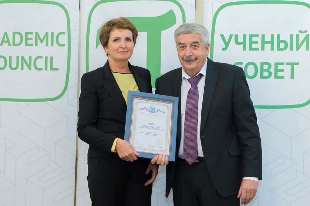 Благодарности губернатора Ленобласти А.Ю. Дрозденко была удостоена Е.М. Разинкина 