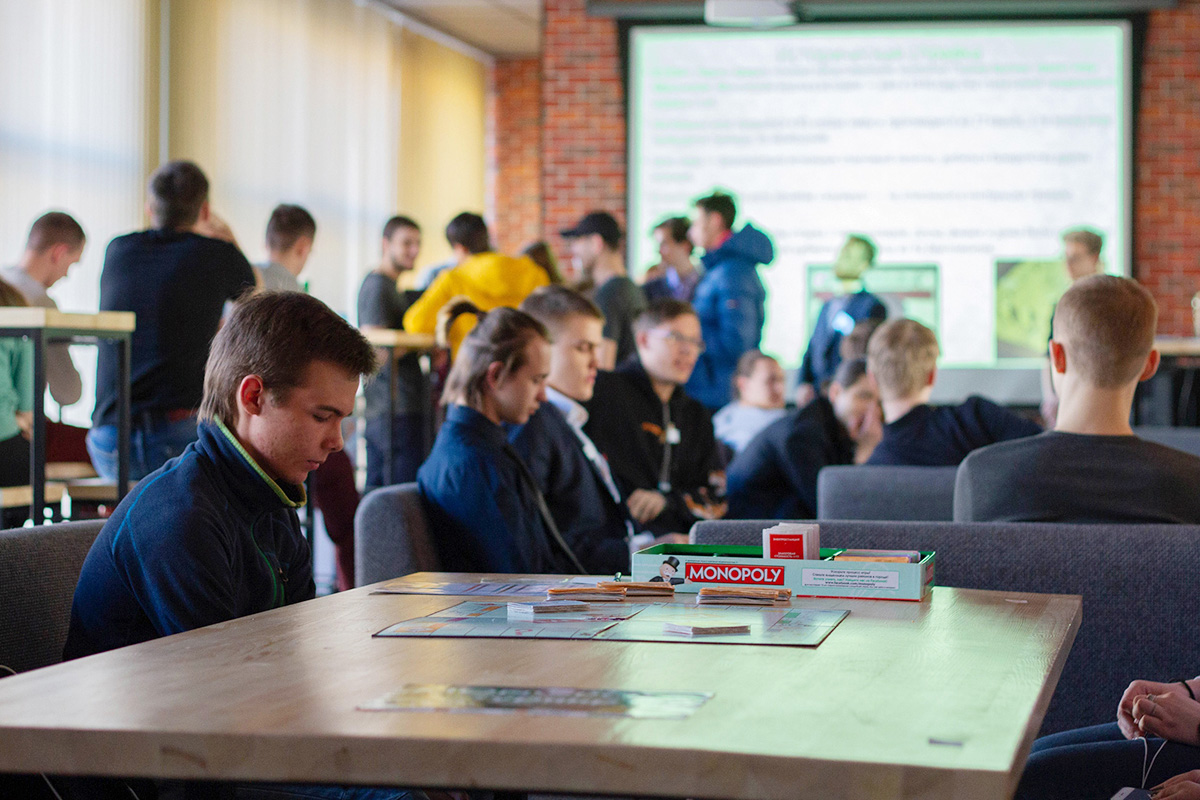 Весной на площадке клуба PolyUnion прошел турнир по игре в монополию Весной на площадке клуба PolyUnion прошел турнир по игре в монополию