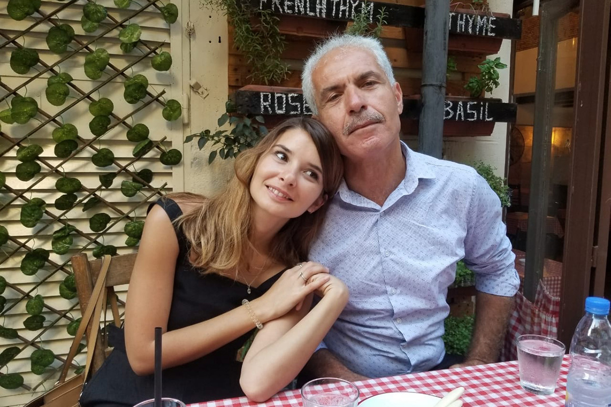 Выпускник Политехнического университета Адель эль Халлак и его дочь, которую он назвал в честь России 