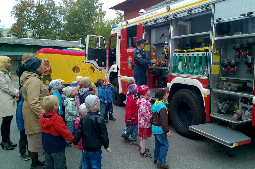 Детей знакомят с осоновами пожарной безопасности