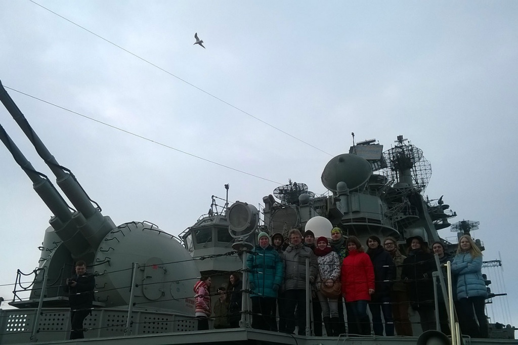 Студенты СПбПУ наблюдали за церемонией торжественного построения личного состава с верхней палубы крейсера