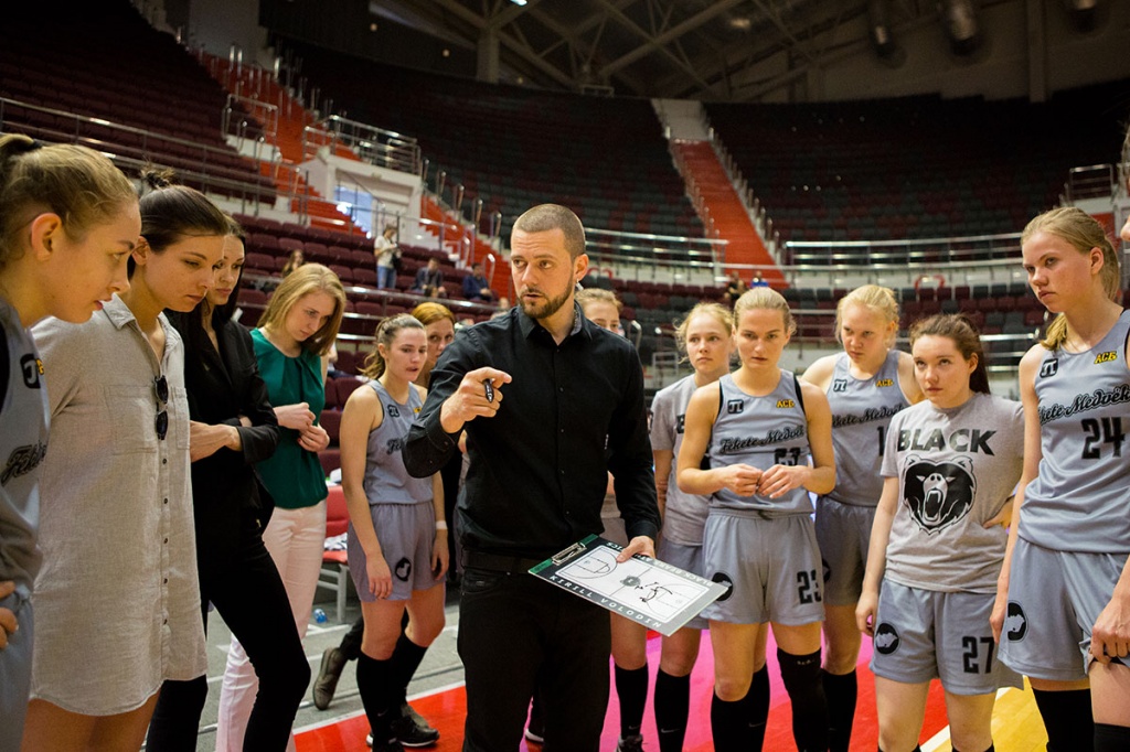 Победа девушек – это и победа тренера – Кирилла ВОЛОДИНА, который всегда уверен в своих подопечных и подстегивает девушек к совершенствованию