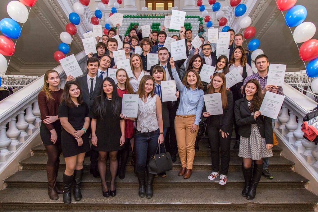 В ходе Студенческого огонька лучших студентов наградили за активную общественную и научную деятельность