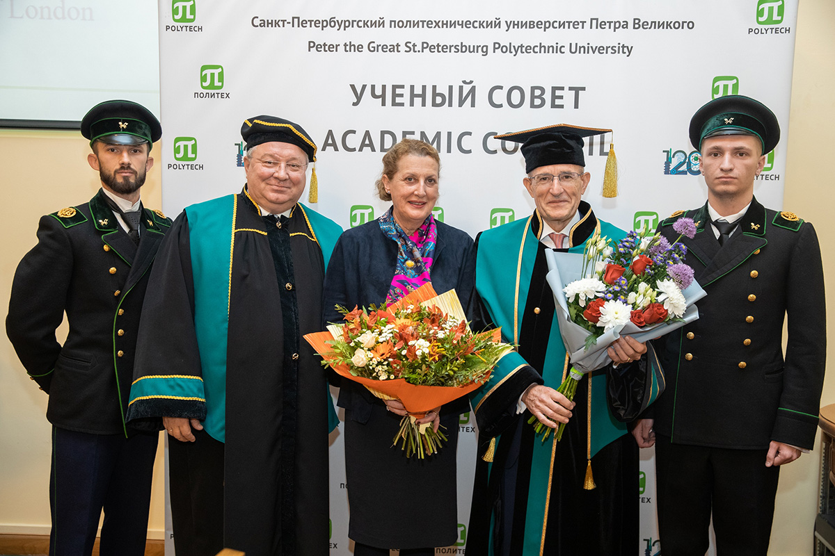 Торжественная церемония вручения мантии и диплома Почетного доктора Торжественная церемония вручения мантии и диплома Почетного доктора