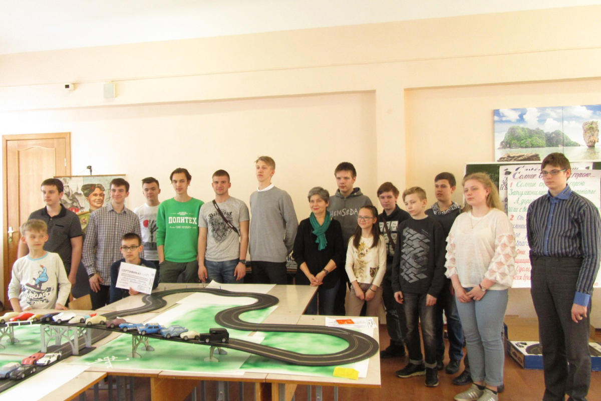 Ученики школы Инженеры будущего России заняли пьедестал почета на соревнованиях по трассовому автомоделизму 