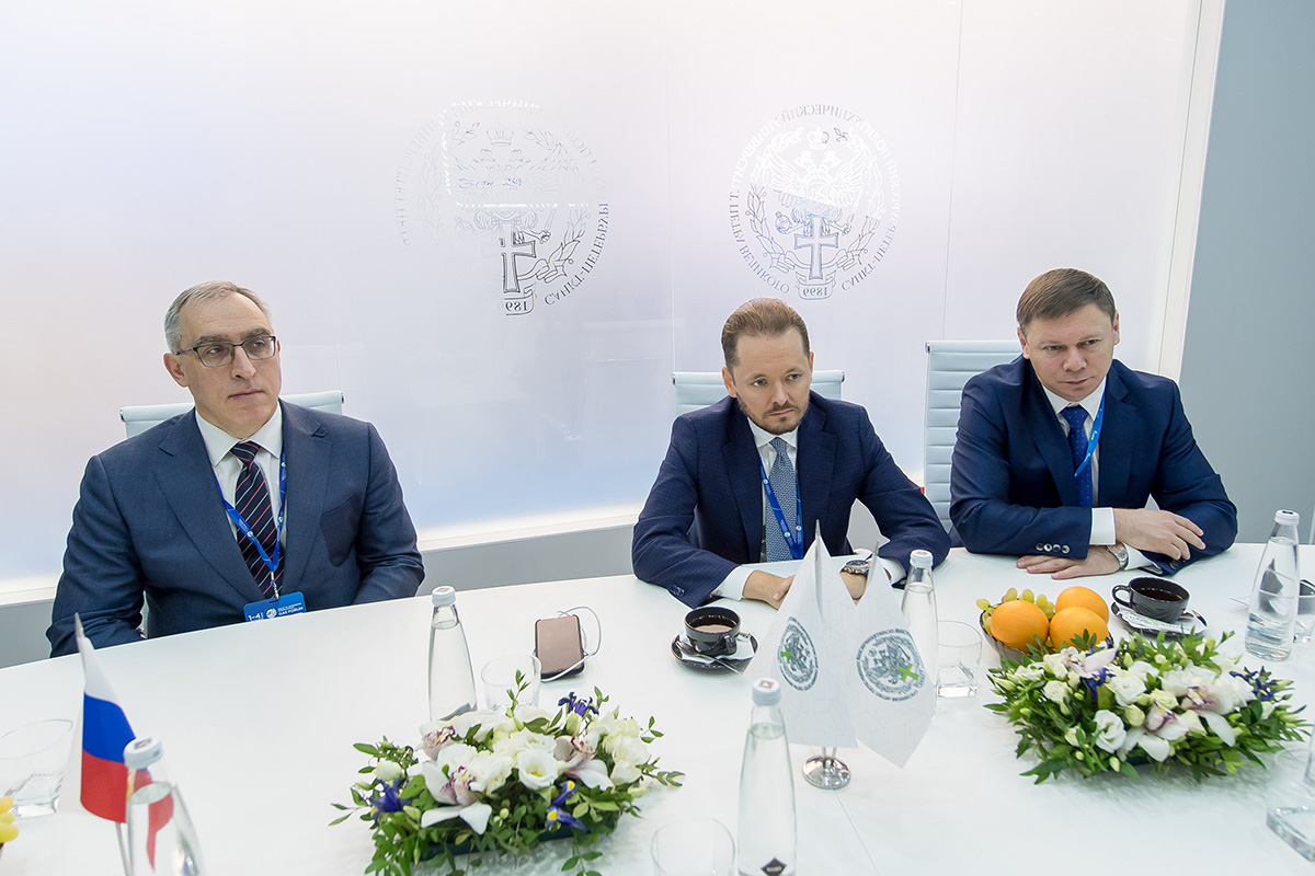 Переговоры с генеральным директором Газпром ВНИИГАЗ Максимом НЕДЗВЕЦКИМ, на фото – в центре 