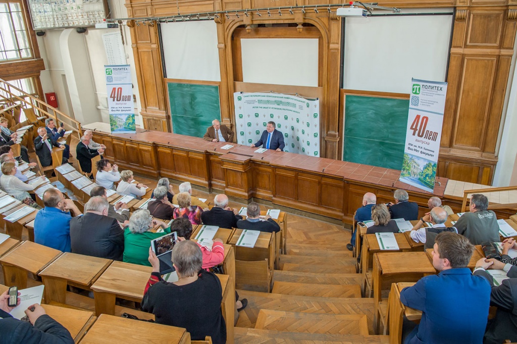 Поприветствовать выпускников и своих коллег пришел ректор СПбПУ А.И. Рудской