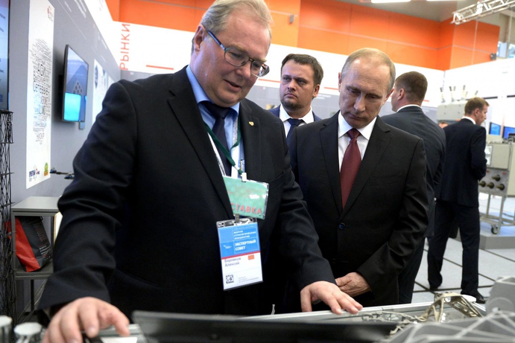 Перед началом заседания на выставке Форума стратегических инициатив лидер проекта Фабрики будущего А.И. Боровков представил проект президенту РФ В.В. Путину (Фото - пресс-служба президента) Перед началом заседания на выставке Форума стратегических инициатив лидер проекта Фабрики будущего А.И. Боровков представил проект президенту РФ В.В. Путину (Фото - пресс-служба президента)