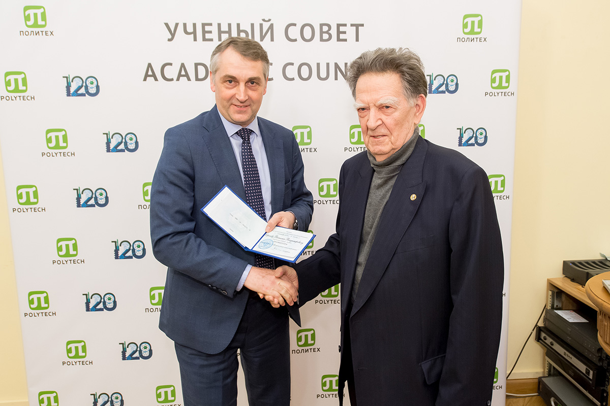 Аттестат с присуждением ученого звания профессора получил В. Сергеев Аттестат с присуждением ученого звания профессора получил В. Сергеев