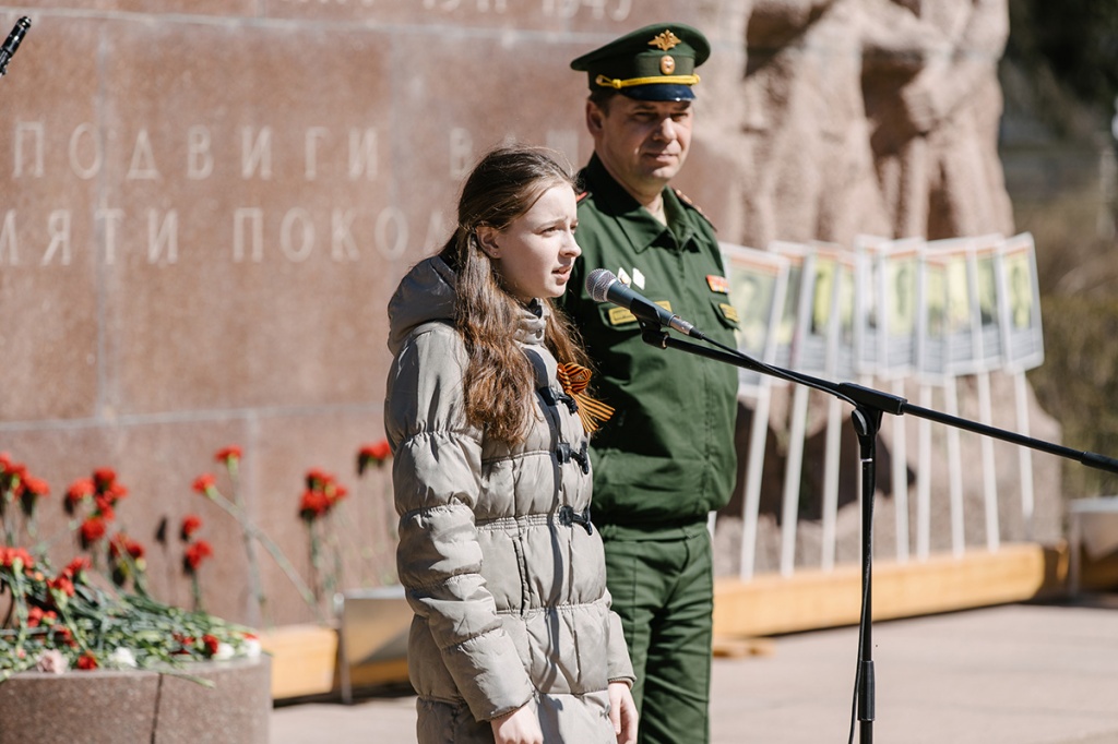 Ученица школы №514 прочитала стихотворение о войне Ученица школы №514 прочитала стихотворение о войне