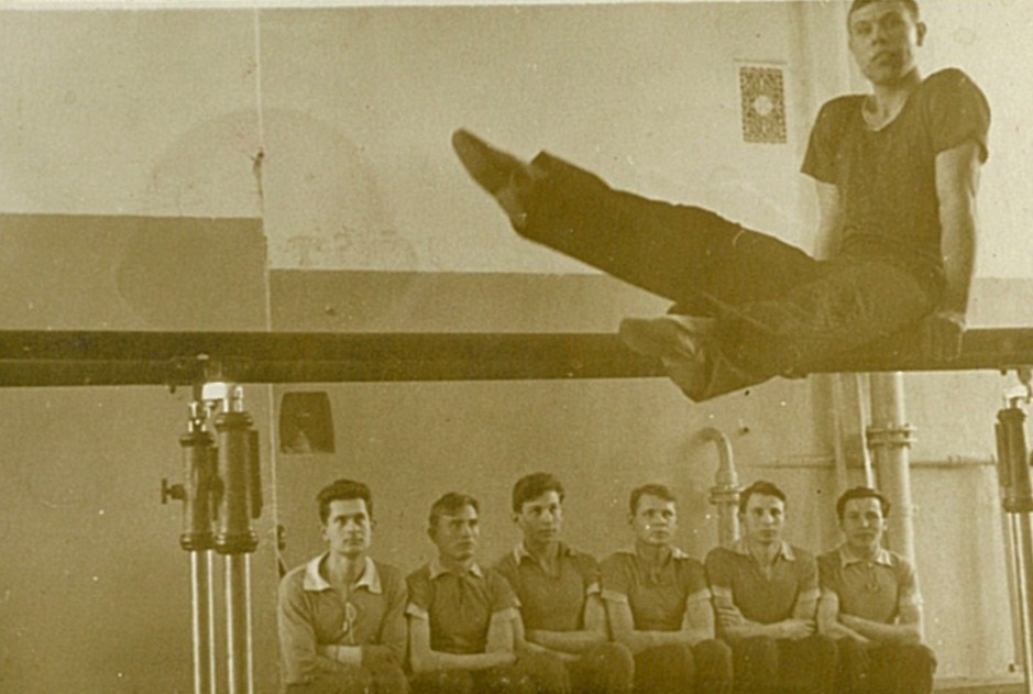 Валентин Бузик на брусьях. Спортзал Политеха, 1938 г.