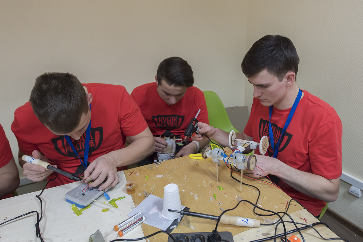 В финале в категории Team Design необходимо было собрать грузовое транспортное средство В финале в категории Team Design необходимо было собрать грузовое транспортное средство