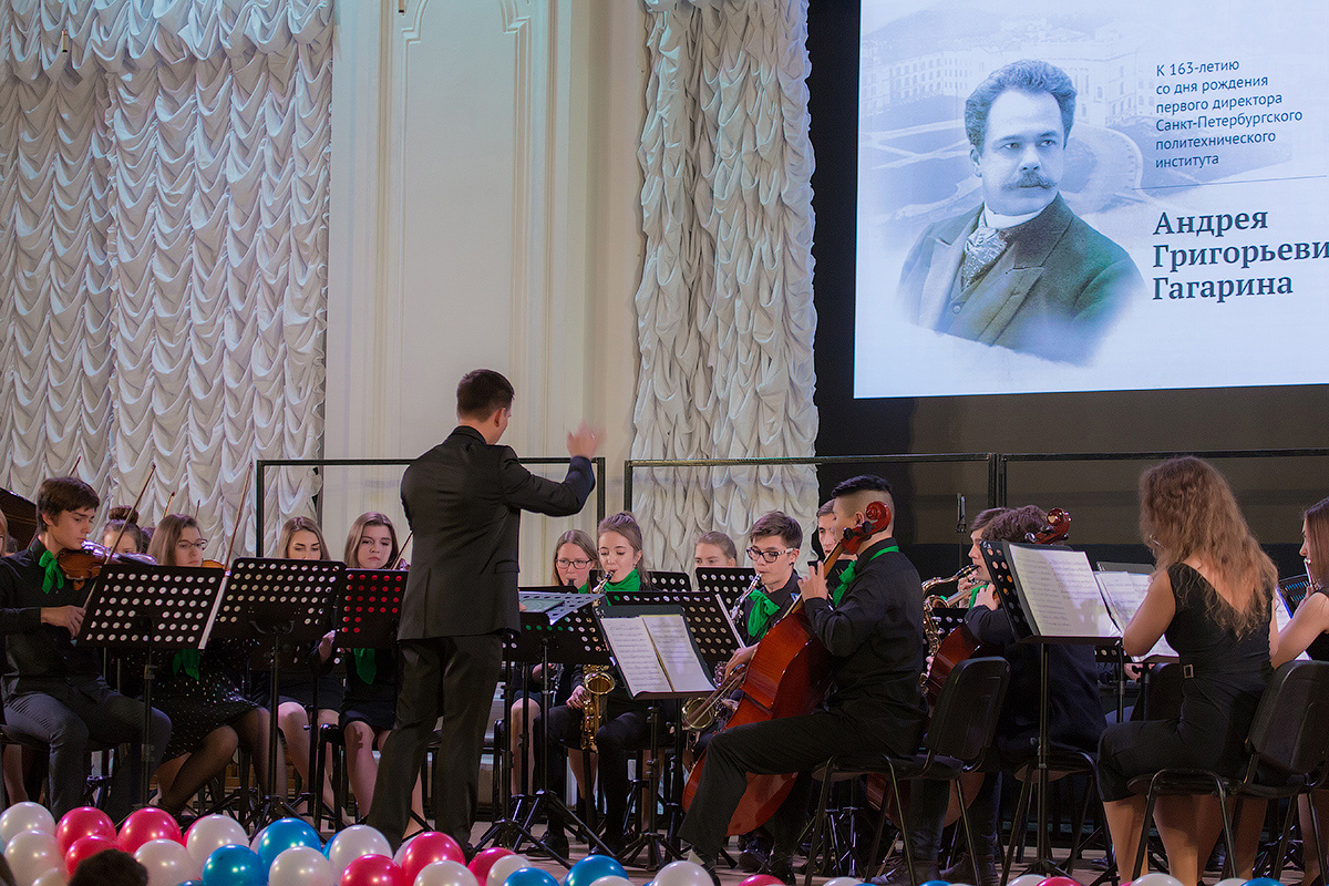 На сцене Белого зала также выступил Эстрадно-симфонический оркестр СПбПУ 
