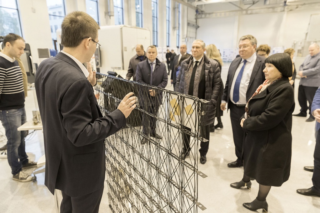 В.А. Миненко внимательно ознакомился со всеми разработками и пообщался с их авторами В.А. Миненко внимательно ознакомился со всеми разработками и пообщался с их авторами