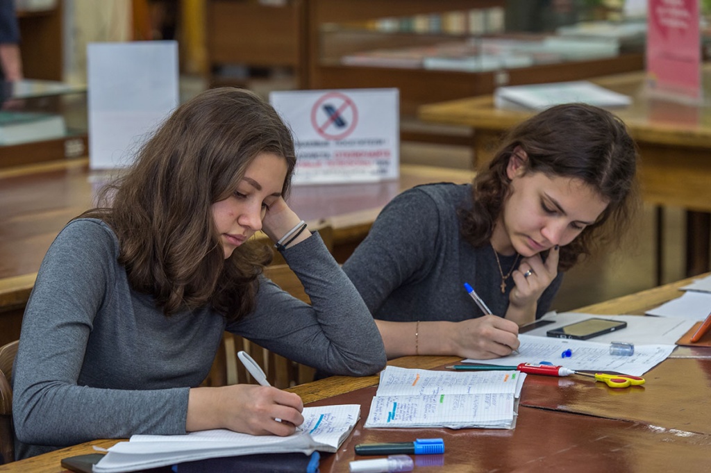 Студентам Политеха Книговорот, начавшийся в Читальном зале, учиться нисколько не мешает. Наоборот!