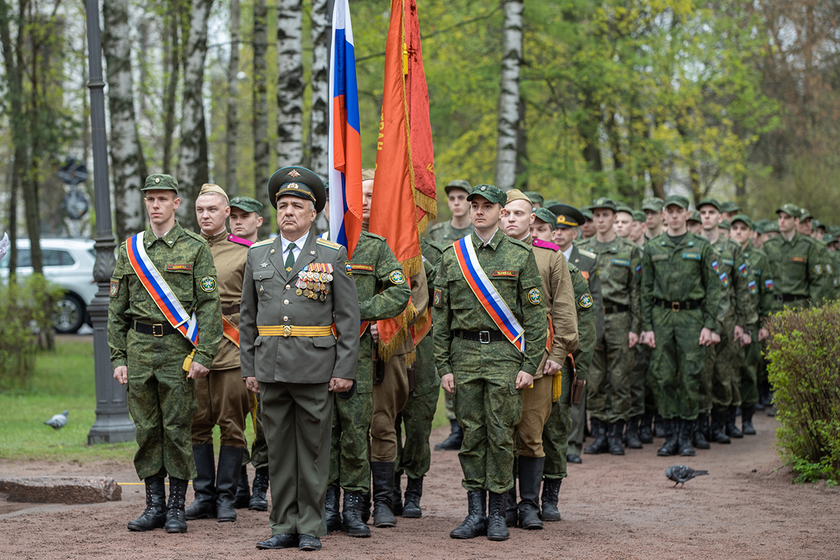 Торжественный митинг начался с внесения флага РФ и исторических знамен 