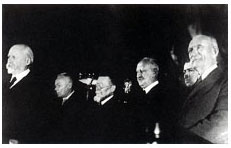 B.Л. Комаров, М.А. Павлов, C.И. Вавилов,А.Ф. Иоффе, А.А. Байков, Н.С. Курнаковна V областной и II городской партийнойконференции. 1934 B.Л. Комаров, М.А. Павлов, C.И. Вавилов,А.Ф. Иоффе, А.А. Байков, Н.С. Курнаковна V областной и II городской партийнойконференции. 1934