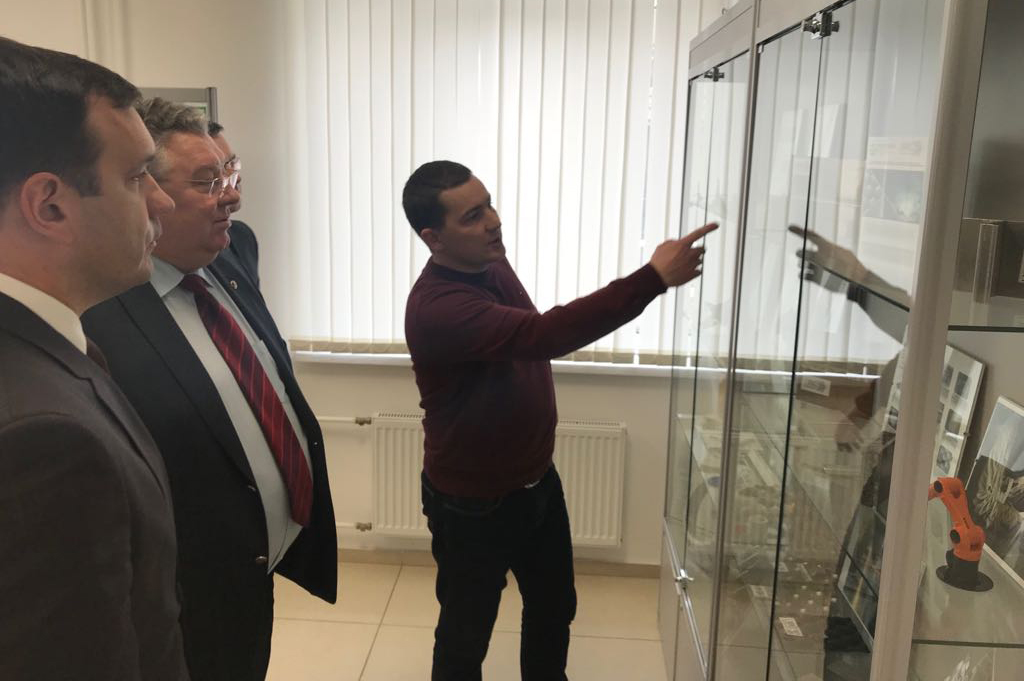 Представителям комитета продемонстрировали основные разработки Лаборатории легких материалов и конструкций Представителям комитета продемонстрировали основные разработки Лаборатории легких материалов и конструкций