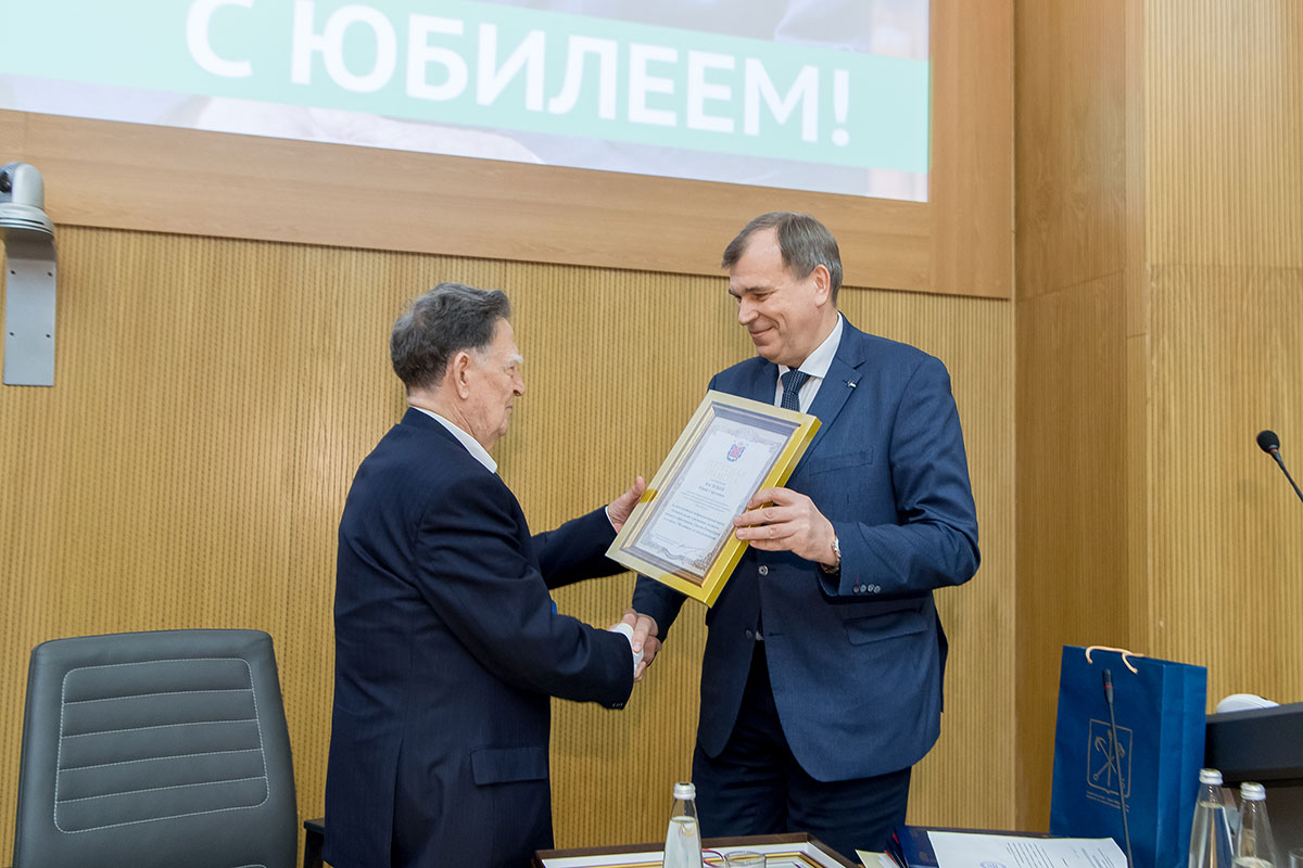 От имени губернатора и Правительства Санкт-Петербурга юбиляра поздравил А.С. Максимов 