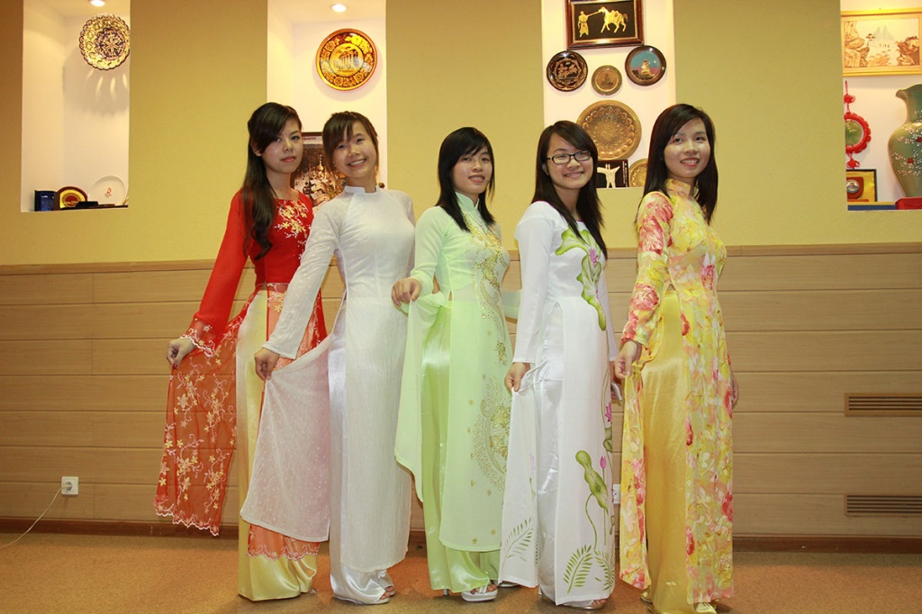 Суан с соотечественницами в национальных костюмах
