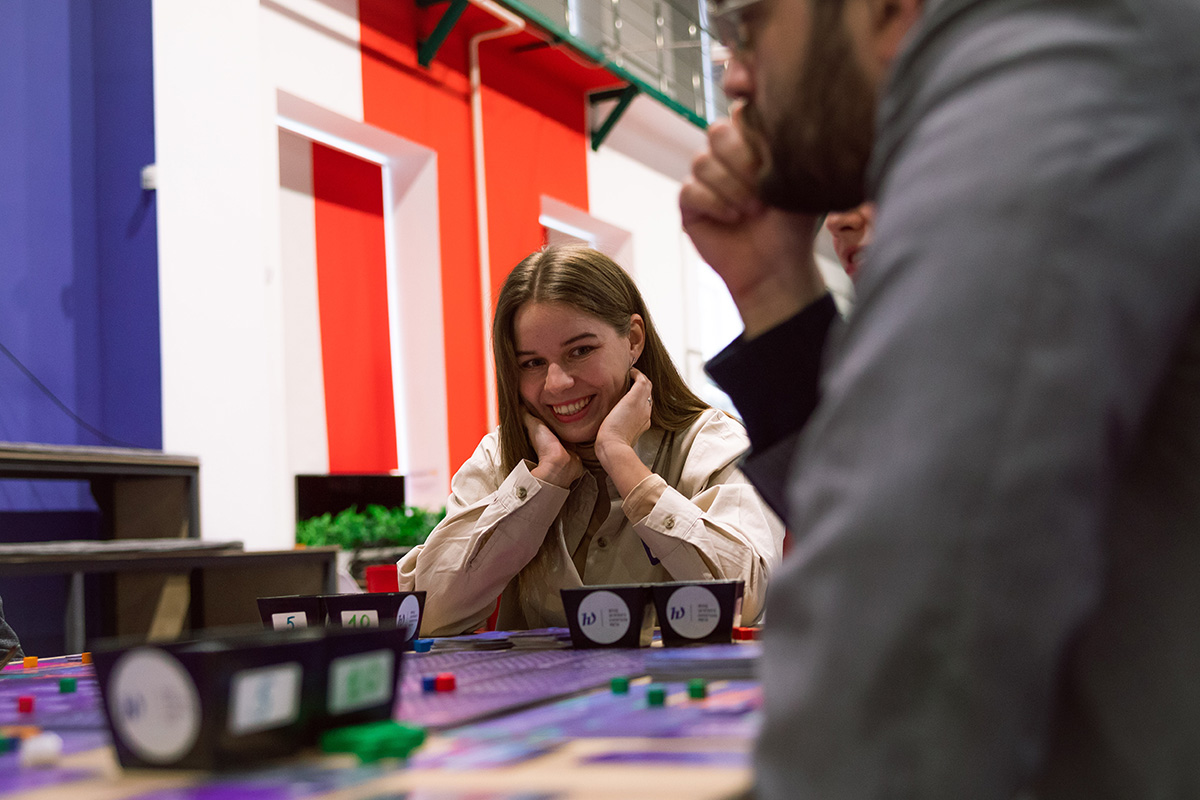 Понимание правил игры приходит в процессе очень быстро 