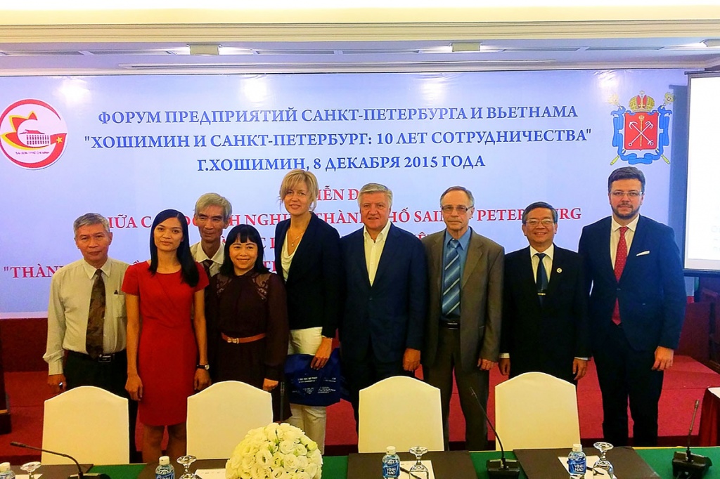 Представители официальной делегации Санкт-Петербурга и коллеги из Вьетнама