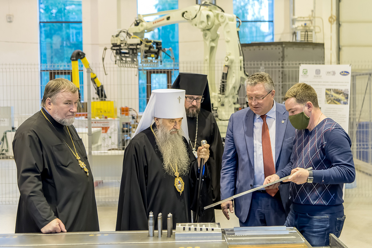 Для владыки Варсонофия состоялась экскурсия по научно-исследовательскому корпусу СПбПУ «Технополис» 