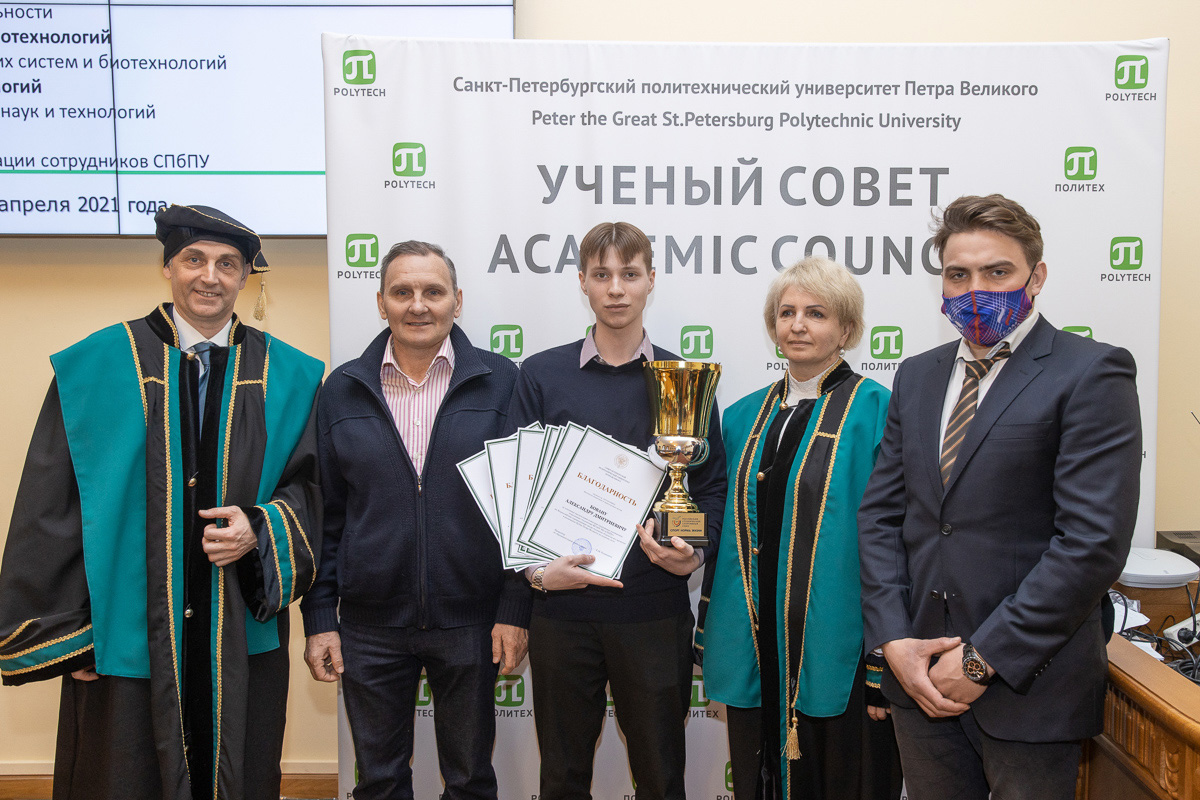 Тренер Алексей Кабанов и капитан команды Алексей Нахимовский в центре Тренер Алексей Кабанов и капитан команды Алексей Нахимовский в центре