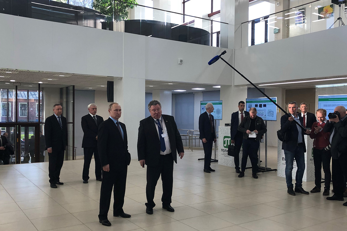 В холле НИКа ректор представил президенту прорывные технологии СПбПУ В холле НИКа ректор представил президенту прорывные технологии СПбПУ