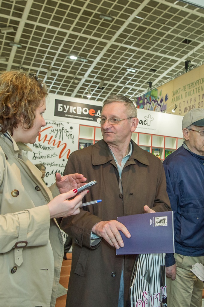  С. Артеменко приобрел на стенде Издательства СПбПУ книгу по истории ЖИВЫМ ПЕРОМ